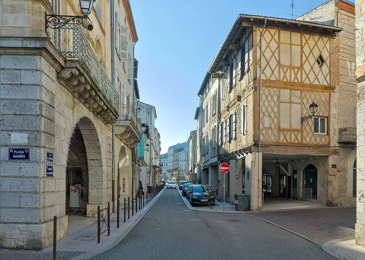 Place Barbès yönünden rue des Cornières ve kemerleri, 28 Aralık 2024; yemek görseli değildir.