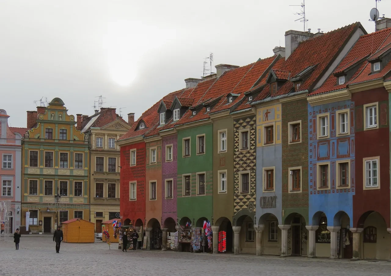 Poznań Stary Rynek meydanındaki renkli, kemerli tüccar evleri, Kasım 2018