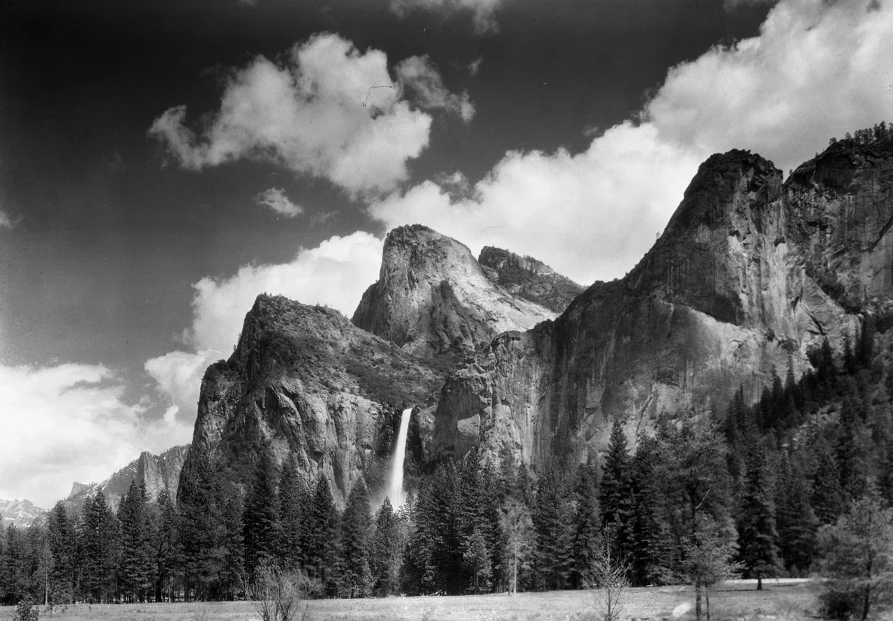 Cathedral Rocks ve Bridalveil Fall: siyah beyaz Yosemite arşivi