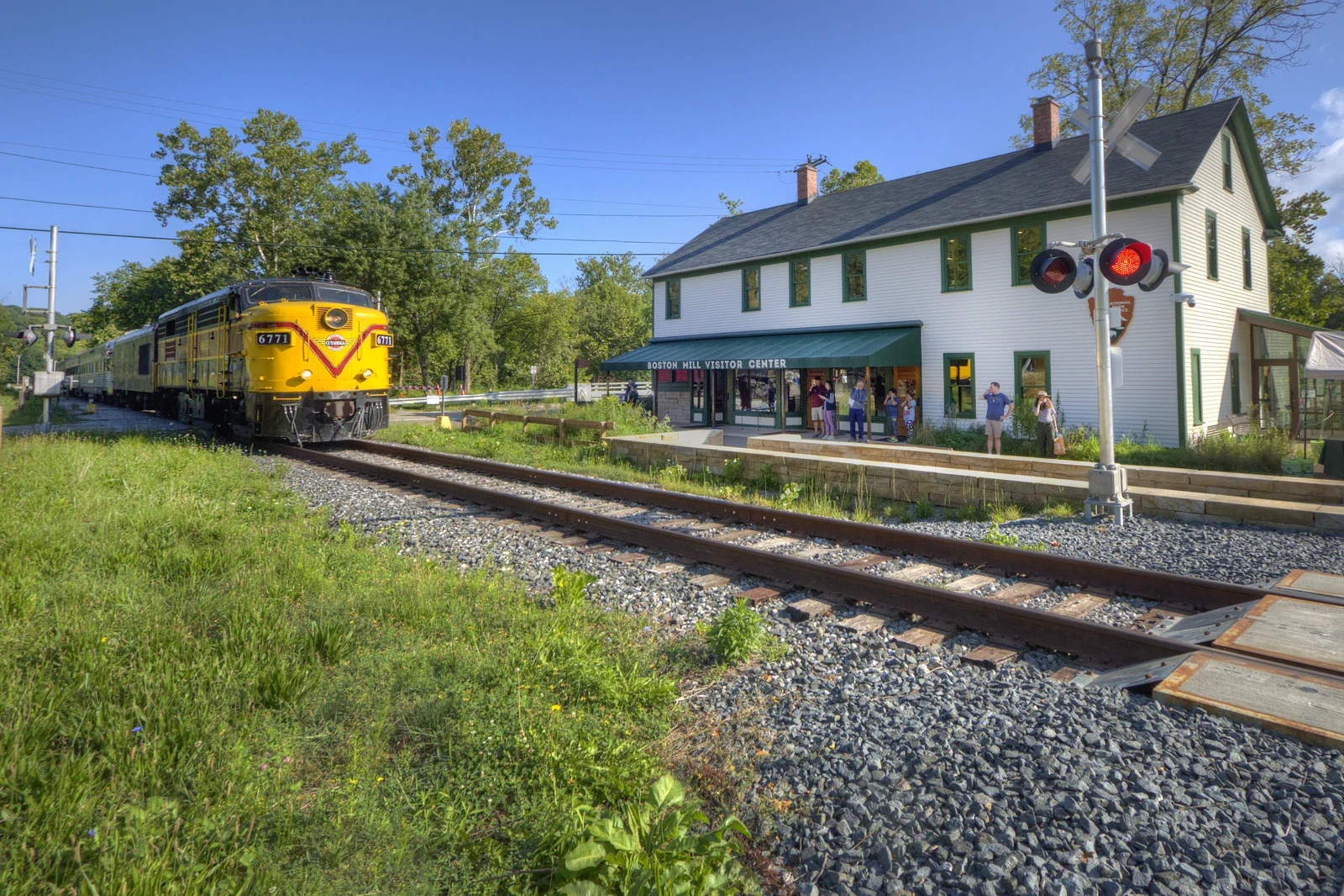 Boston Mill Visitor Center binası ve önündeki raylarda arşiv tren görüntüsü