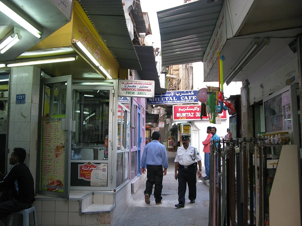 Manama Souq geçidinde gündelik ticaret; Fred Hsu, 26 Mart 2010