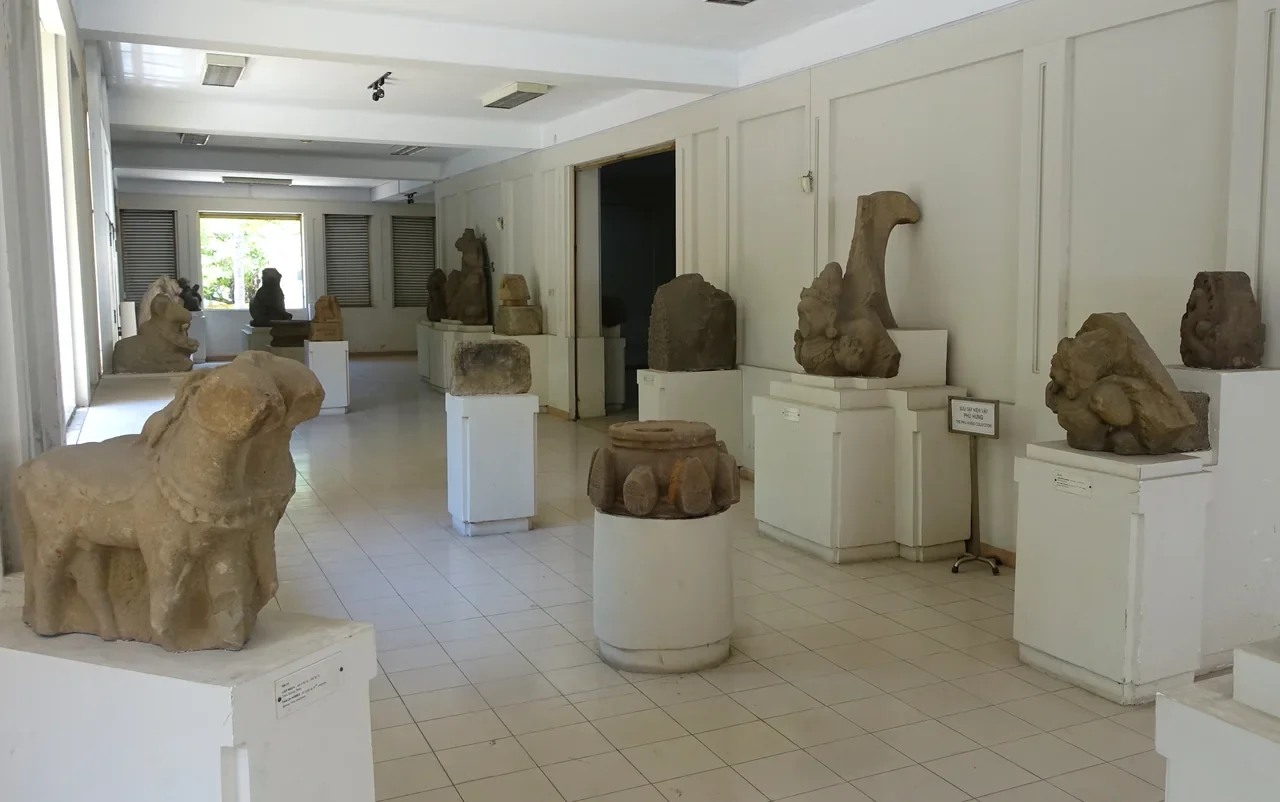 Da Nang Cham Heykel Müzesi içindeki eserler