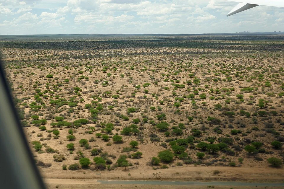 Windhoek çevresinde havadan görülen araziler