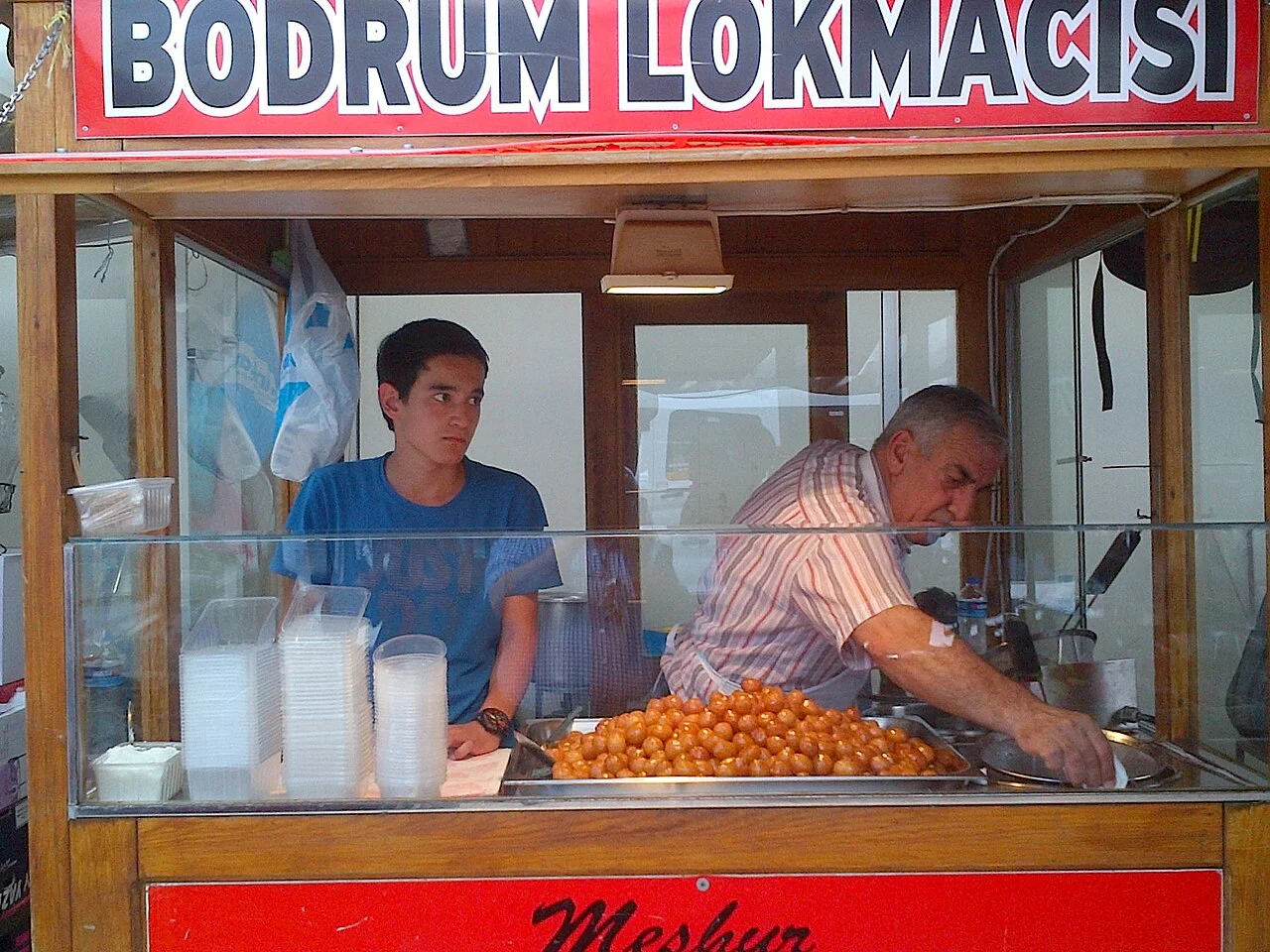 Bodrum usulü lokma sunan Ankara büfesi, Temmuz 2016; Bodrum çekimi değildir, kişiler yemek bağlamındadır ve destek beyanı yoktur.