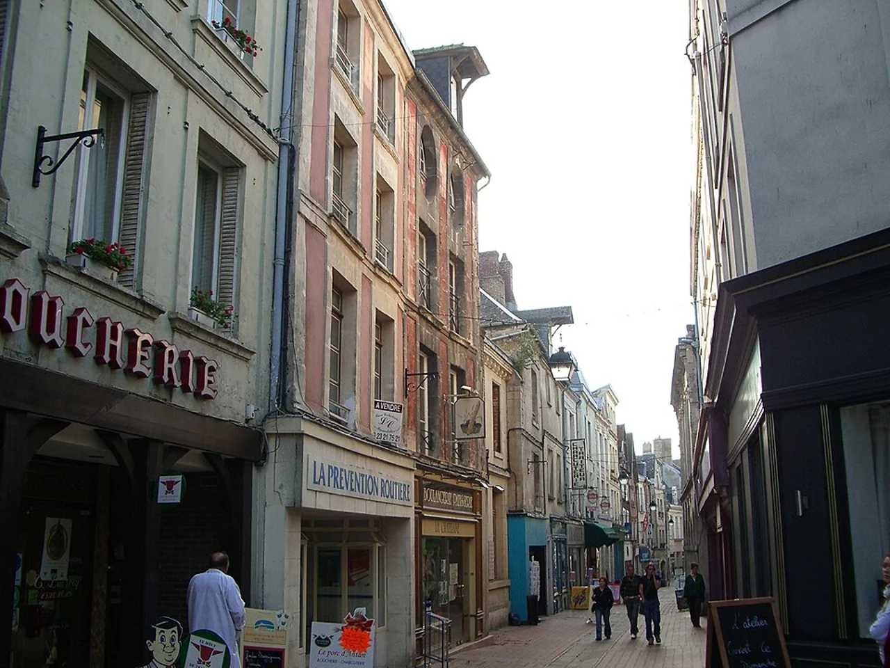 Rue Châtelaine boyunca ayrı cepheler ve alt kat işletmeleri; açıklama 27 Ekim 2006, EXIF 20 Ocak 2005 tarihleri çelişiyor.
