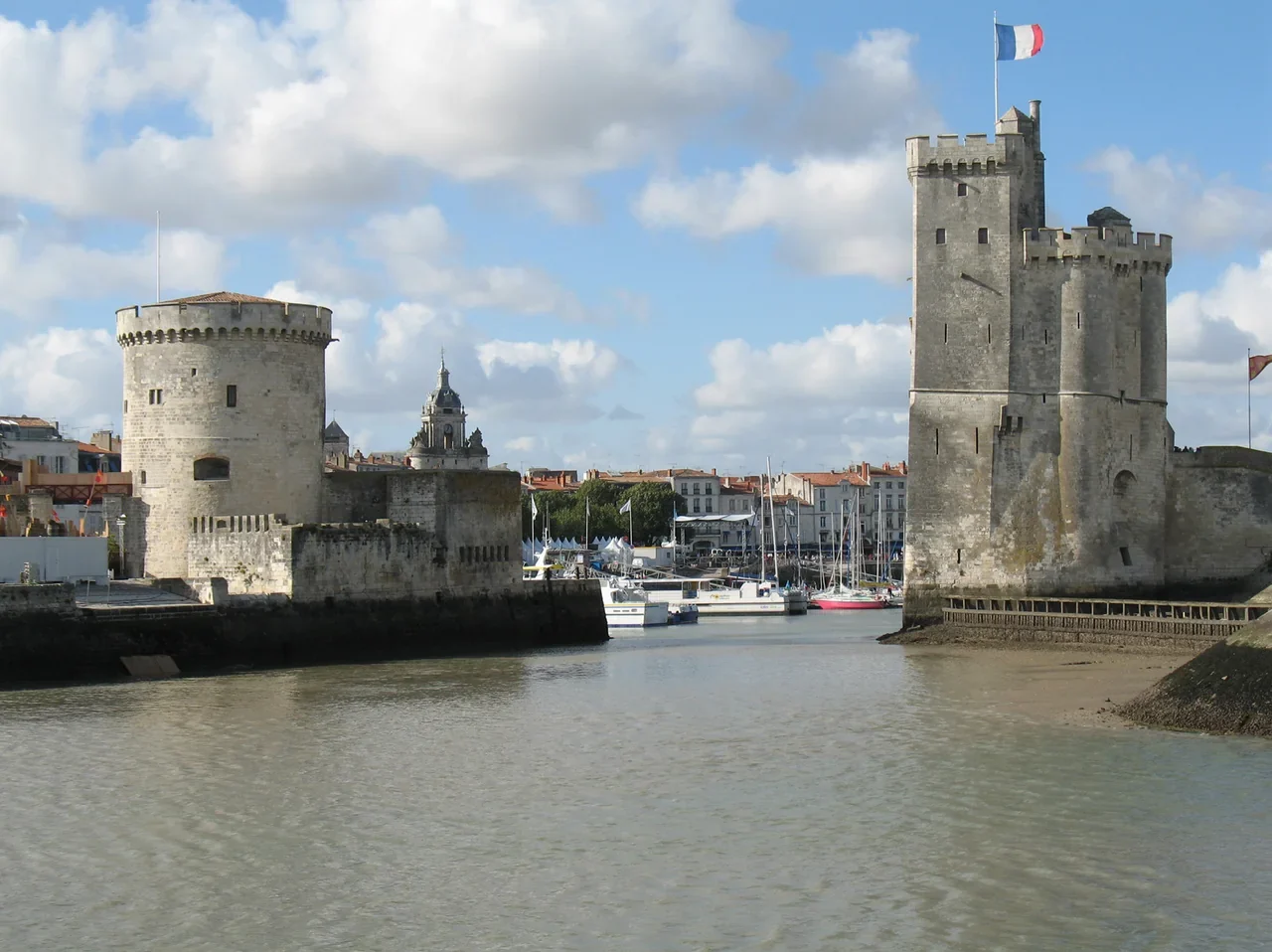 La Rochelle eski liman girişinde Chaîne ve Saint-Nicolas kuleleri, 2007
