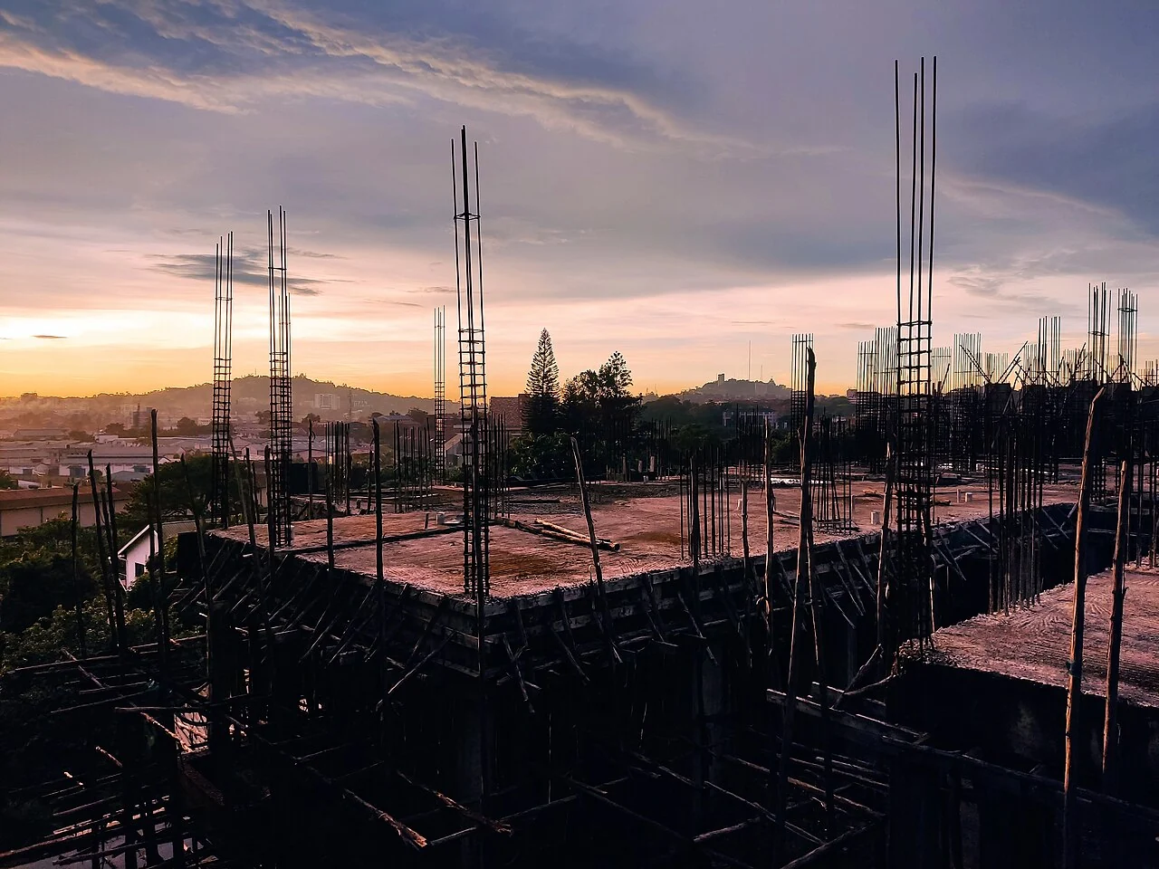 Sunset and construction setting in Kampala; Marina Gutiérrez Cordero, 27 April 2023