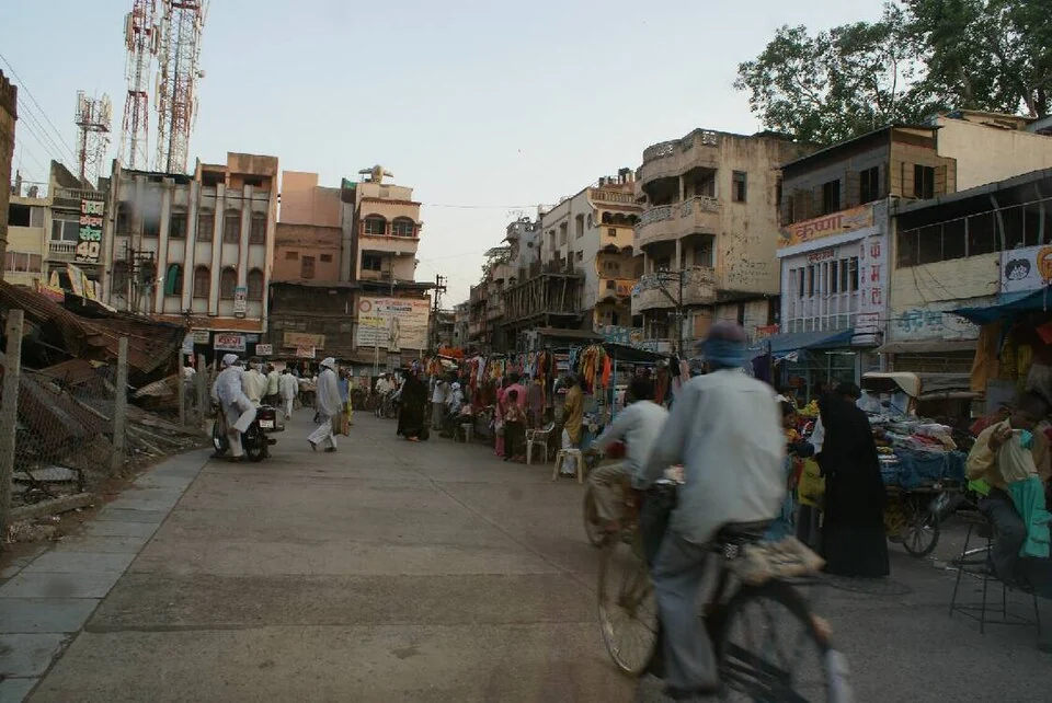 Burhanpur kent sokağında bisikletli kişi, dükkân cepheleri ve araçlar, 4 Haziran 2009. Fotoğrafçı: Camaal; bugünkü trafik veya işletme durumu değildir.