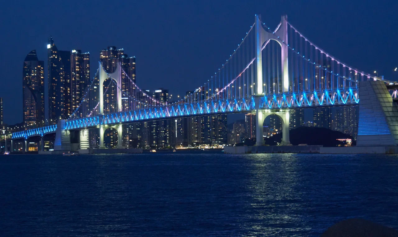 Gwangalli kıyısından gece aydınlatılmış Gwangan Köprüsü, Busan