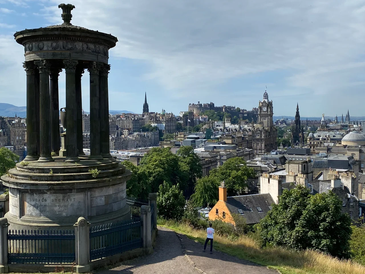Calton Hill’den Dugald Stewart Anıtı ve Edinburgh kent manzarası