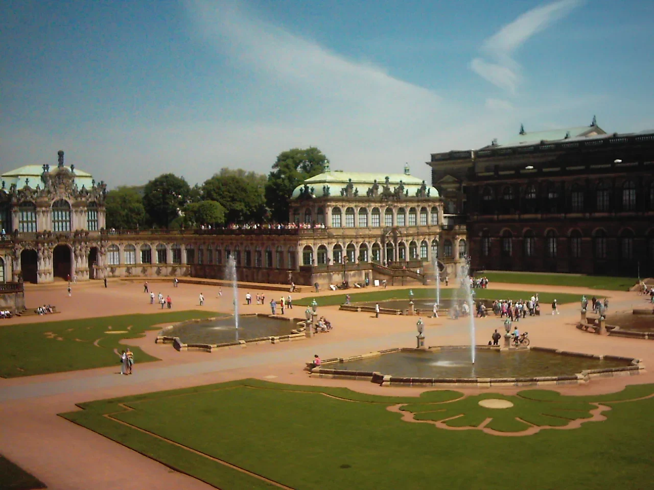 Dresden Zwinger avlusu, havuzlar ve galeriler, Nisan 2006 arşiv görüntüsü