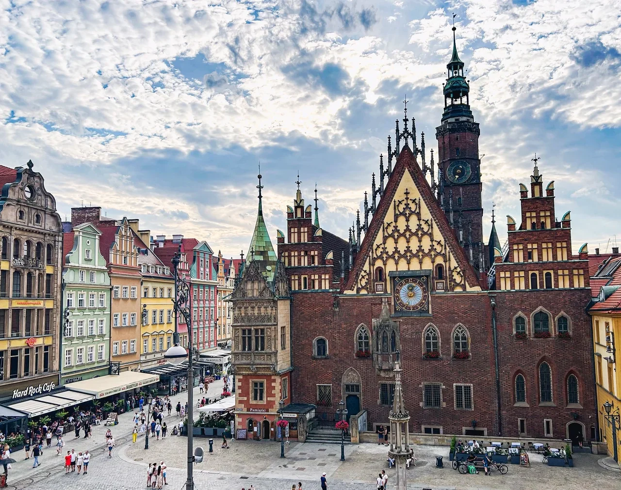Wrocław tarihî belediye binasının saatli cephesi, Temmuz 2025