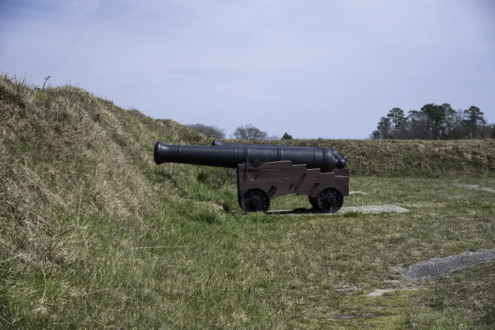 Yorktown American Trenches içinde tarihî top ve toprak setler
