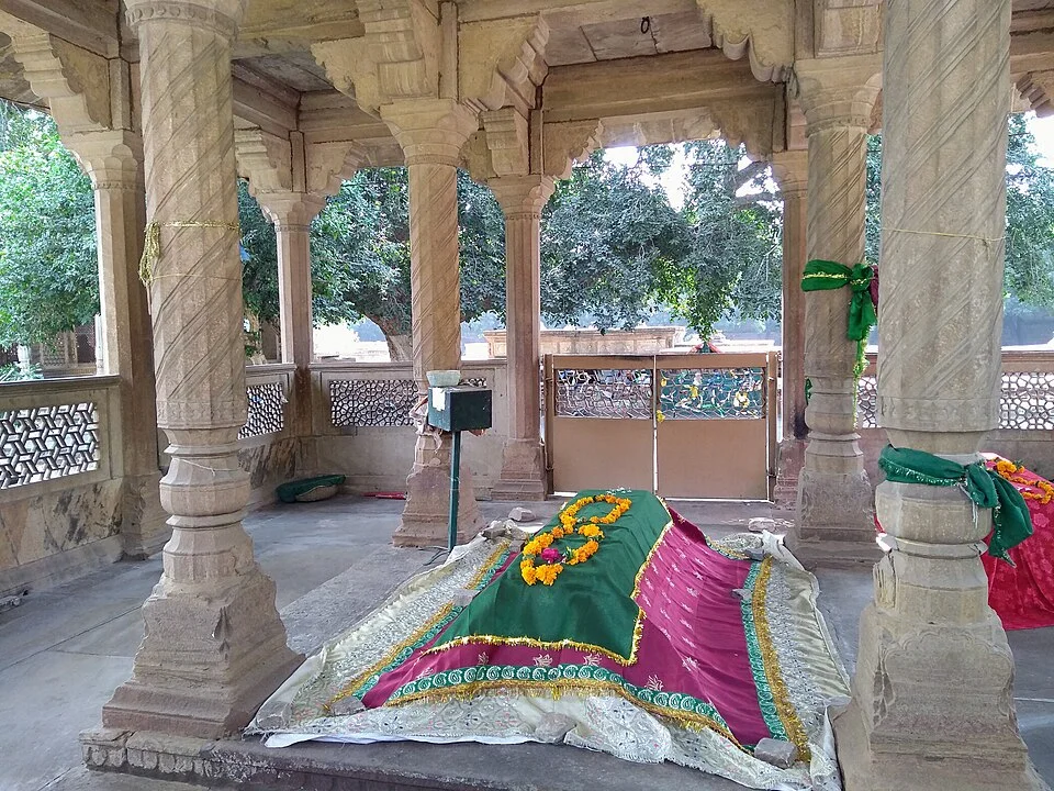 Gwalior Tansen mezar taşı ve küçük anıt alanı