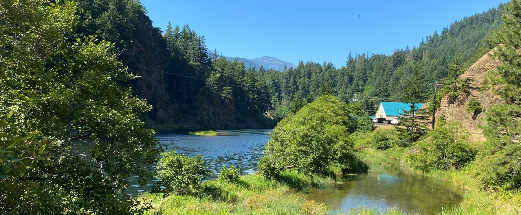 Cook yakınındaki Little White Salmon tesisi ve nehir kıyısı; The Dalles merkezi değildir