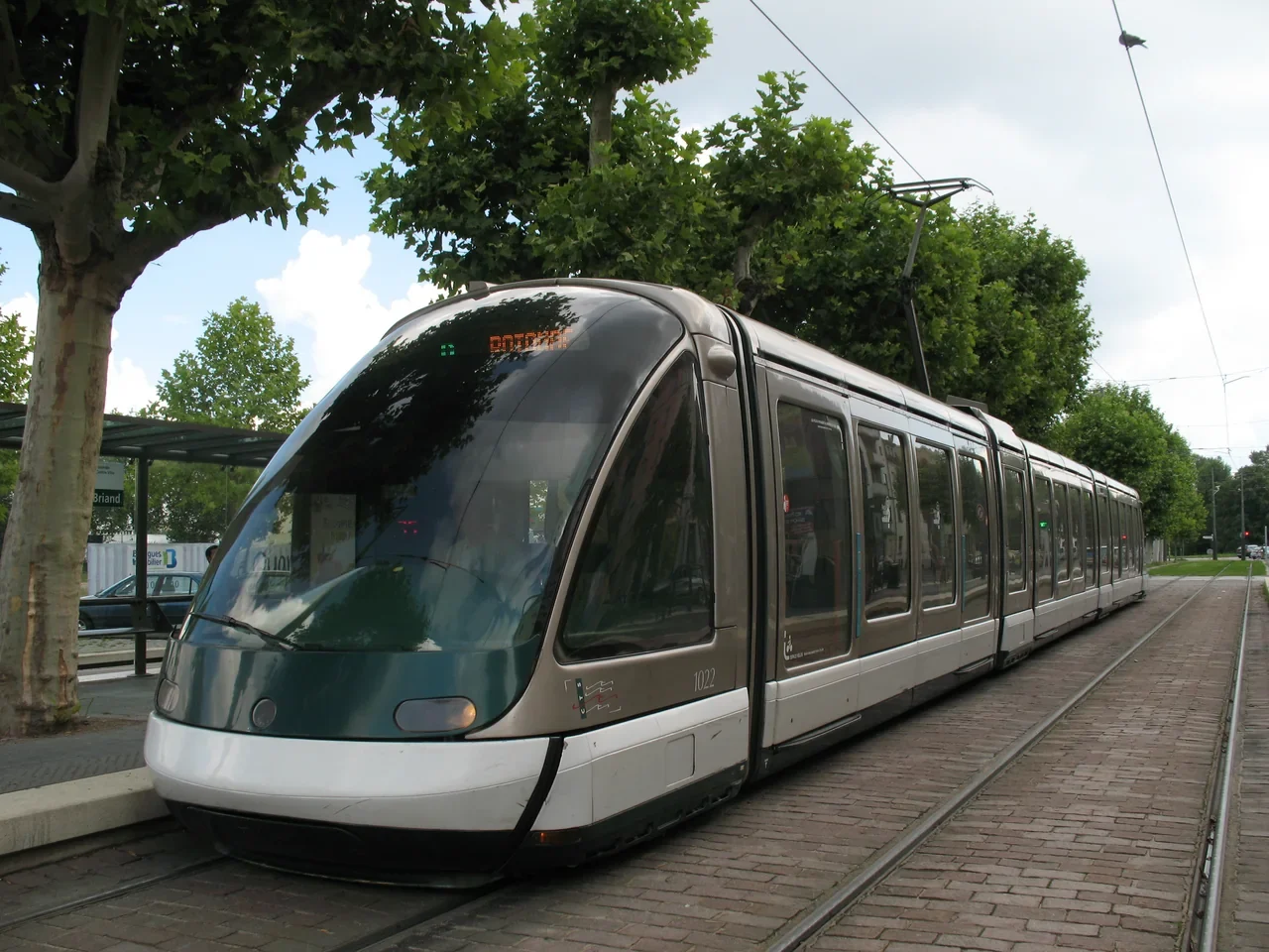 Strasbourg Aristide Briand durağında D hattı tramvayı, 2010 arşiv fotoğrafı