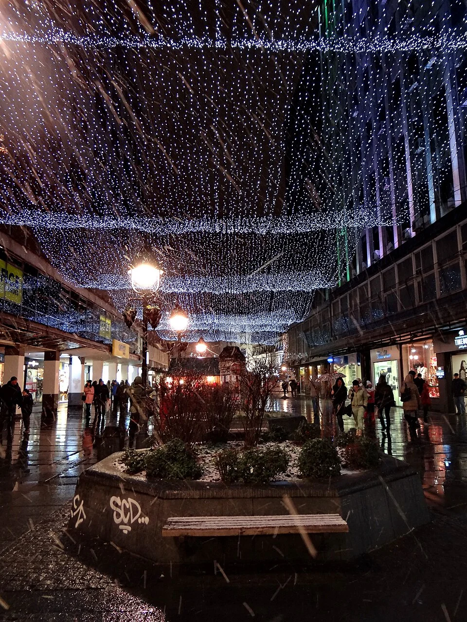 Belgrad Knez Mihailova gece ve kış süslemeleri, Ocak 2015; bugünkü dekorasyon vaadi değildir.