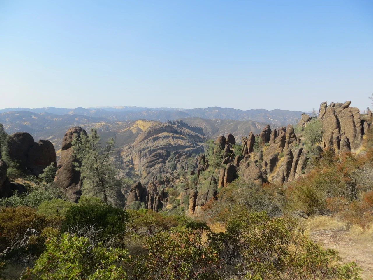 Pinnacles High Peaks üzerinden Balconies kayalıklarına bakış, NPS arşivi