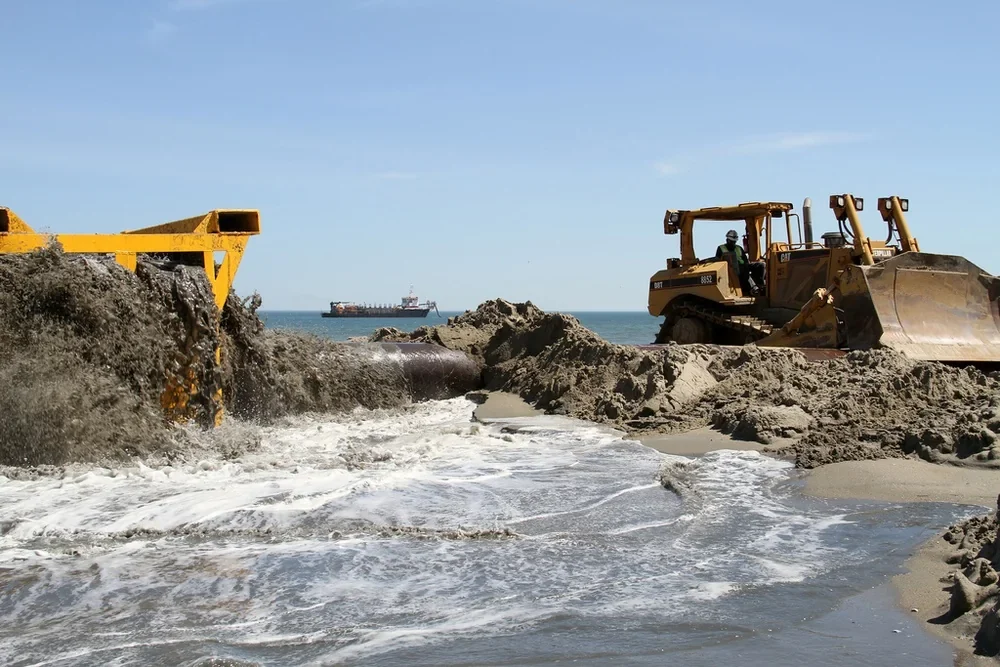 Virginia Beach Sandbridge kıyısında kum yenileme çalışması, Haziran 2013 arşivi; güncel çalışma değildir