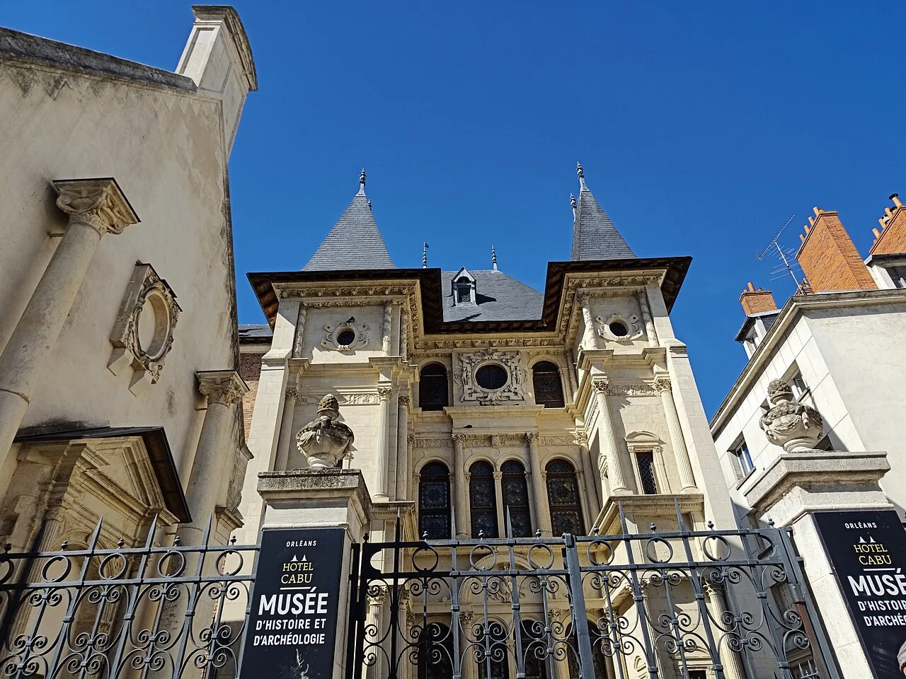 Hôtel Cabu'nun müze tabelaları ve kapı önünden görülen dış cephesi; U4you, 14 Eylül 2026.
