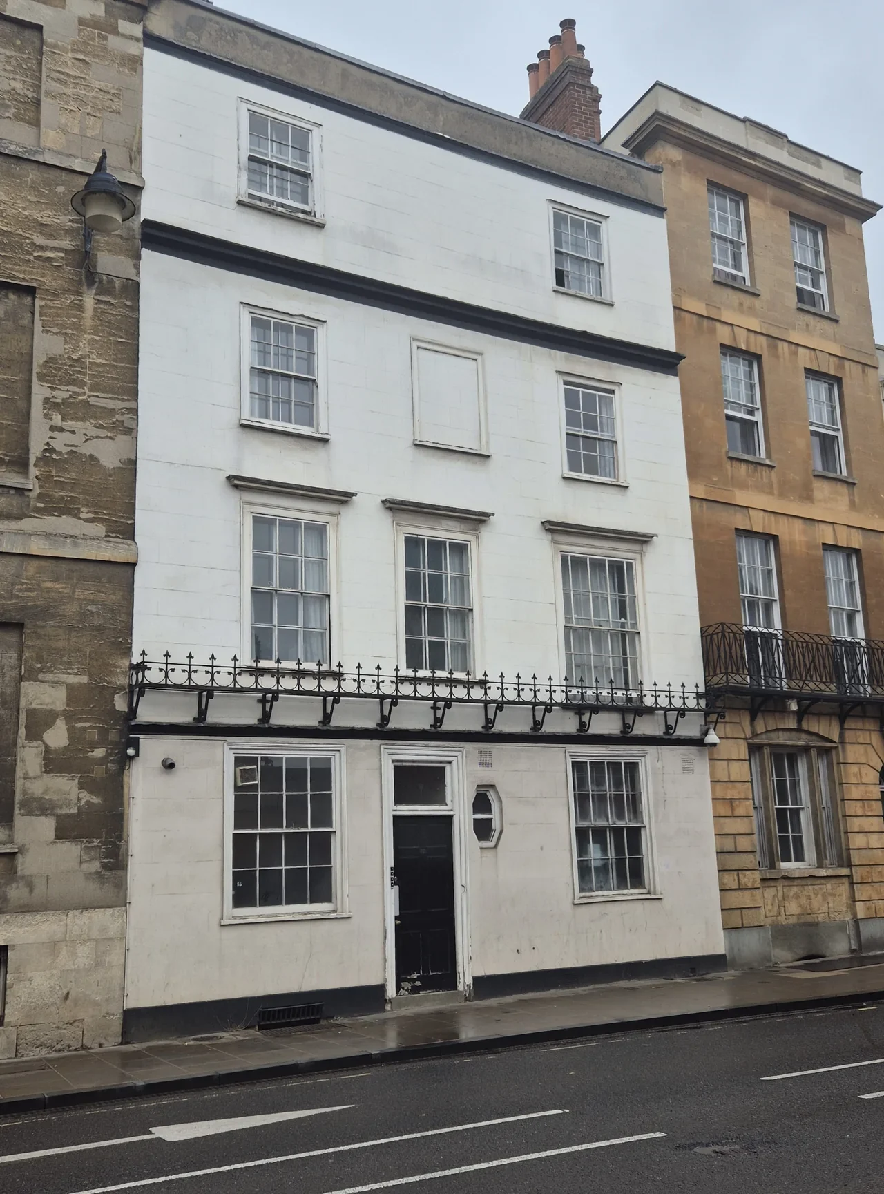 Oxford High Street 62 numaralı binanın cephesi, Ağustos 2026