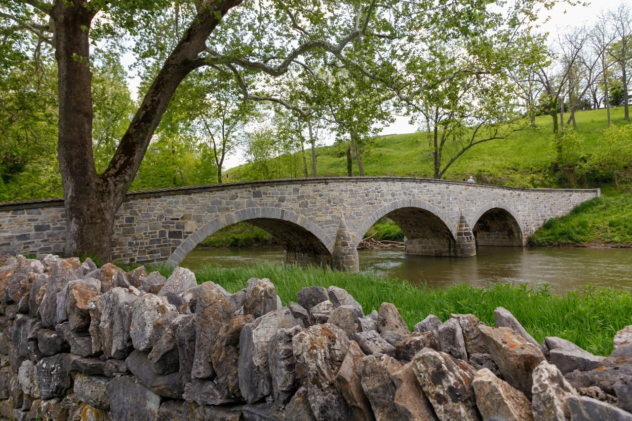 Antietam Burnside Bridge taş kemerleri ve dere