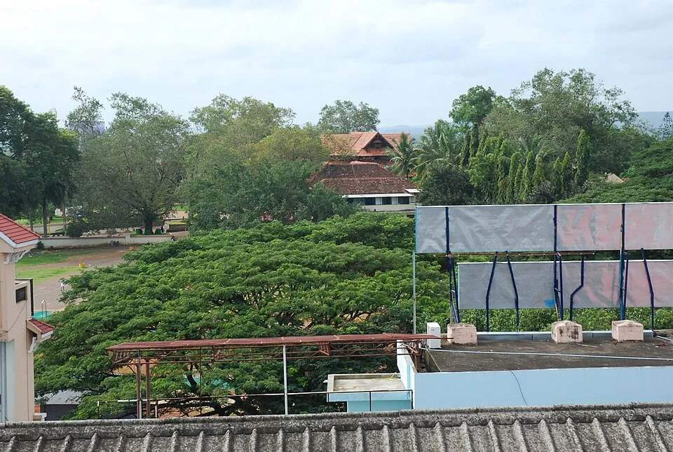 Long exterior view of Vadakkunnathan temple