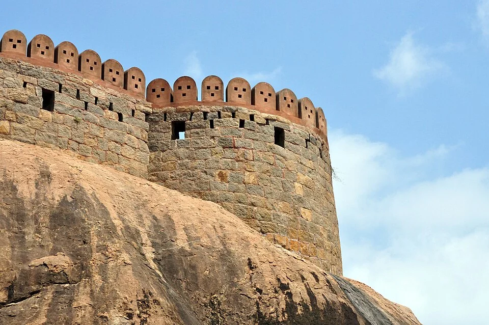 Thirumayam kalesinin kayalık savunma duvarları