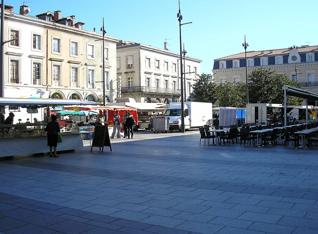 Place Jean-Jaurès kent meydanı, 2 Ekim 2012; güncel pazar takvimini veya işletme açıklığını göstermiyor.
