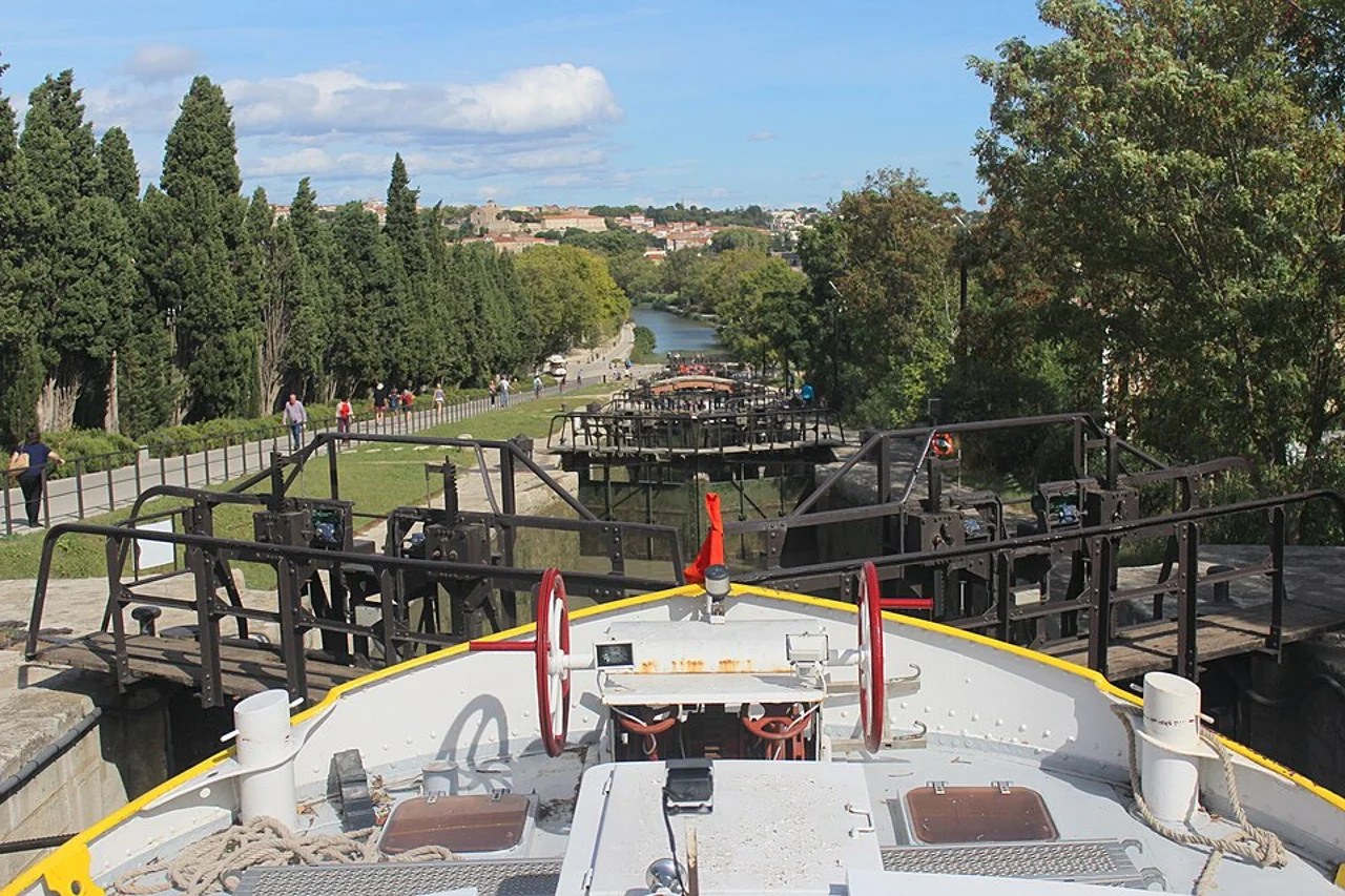 Boat and gates in Fonseranes lock basins, 25 September 2019; no current boat-passage timetable implied.
