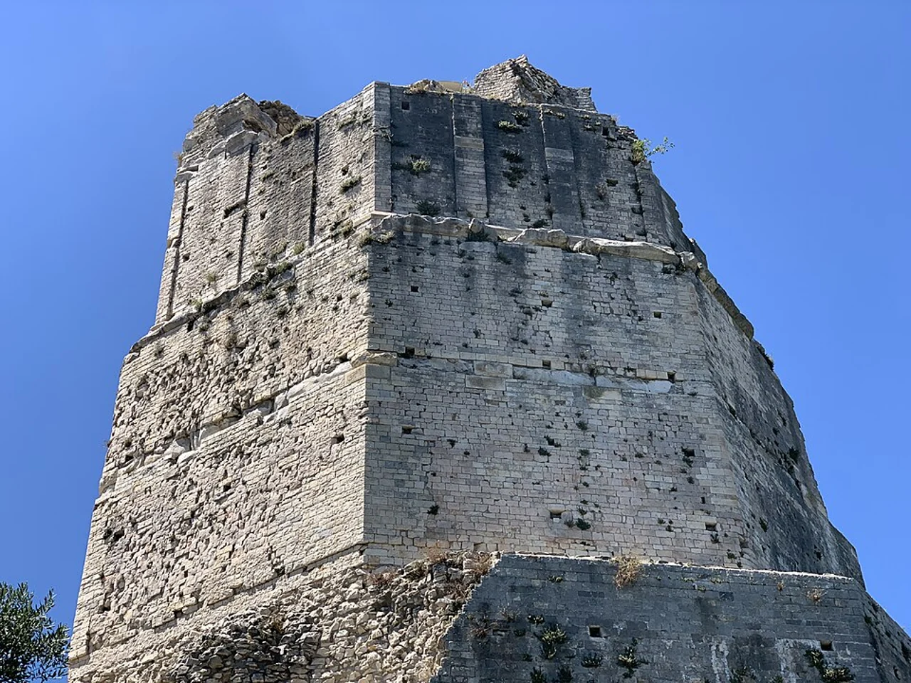 Tour Magne antik taş kulesinin alttan görünümü; çekim 2021-07-11, güncel durum kanıtı değildir.