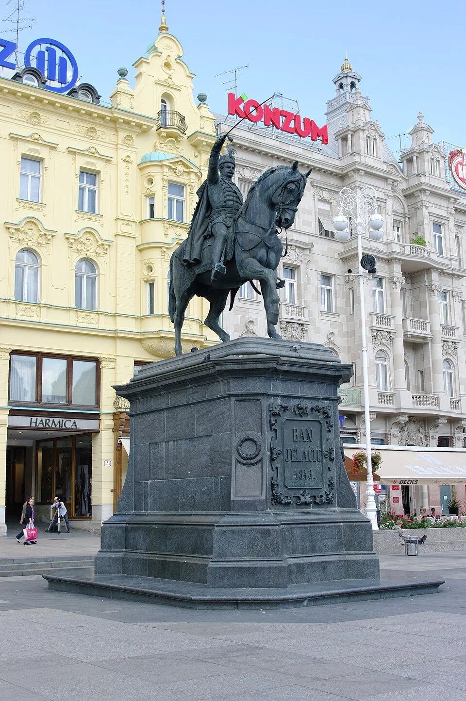 Zagreb Ban Josip Jelačić Meydanı, Eylül 2010; güncel tramvay veya yemek işletmesi düzeni değildir.