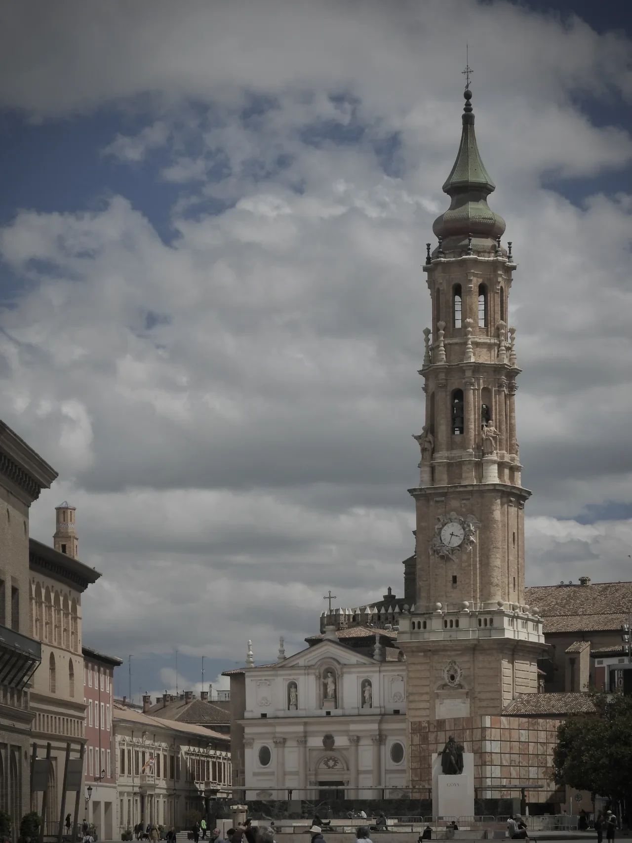 Zaragoza La Seo Katedrali’nin saat kulesi ve giriş cephesi, Mayıs 2026