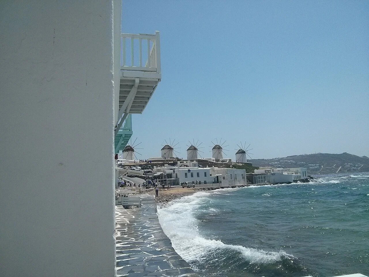 Little Venice tarafından Mikonos değirmenleri ve kıyı, Haziran 2016; çevre görüntüsü, yiyecek hazırlama veya servis değildir.
