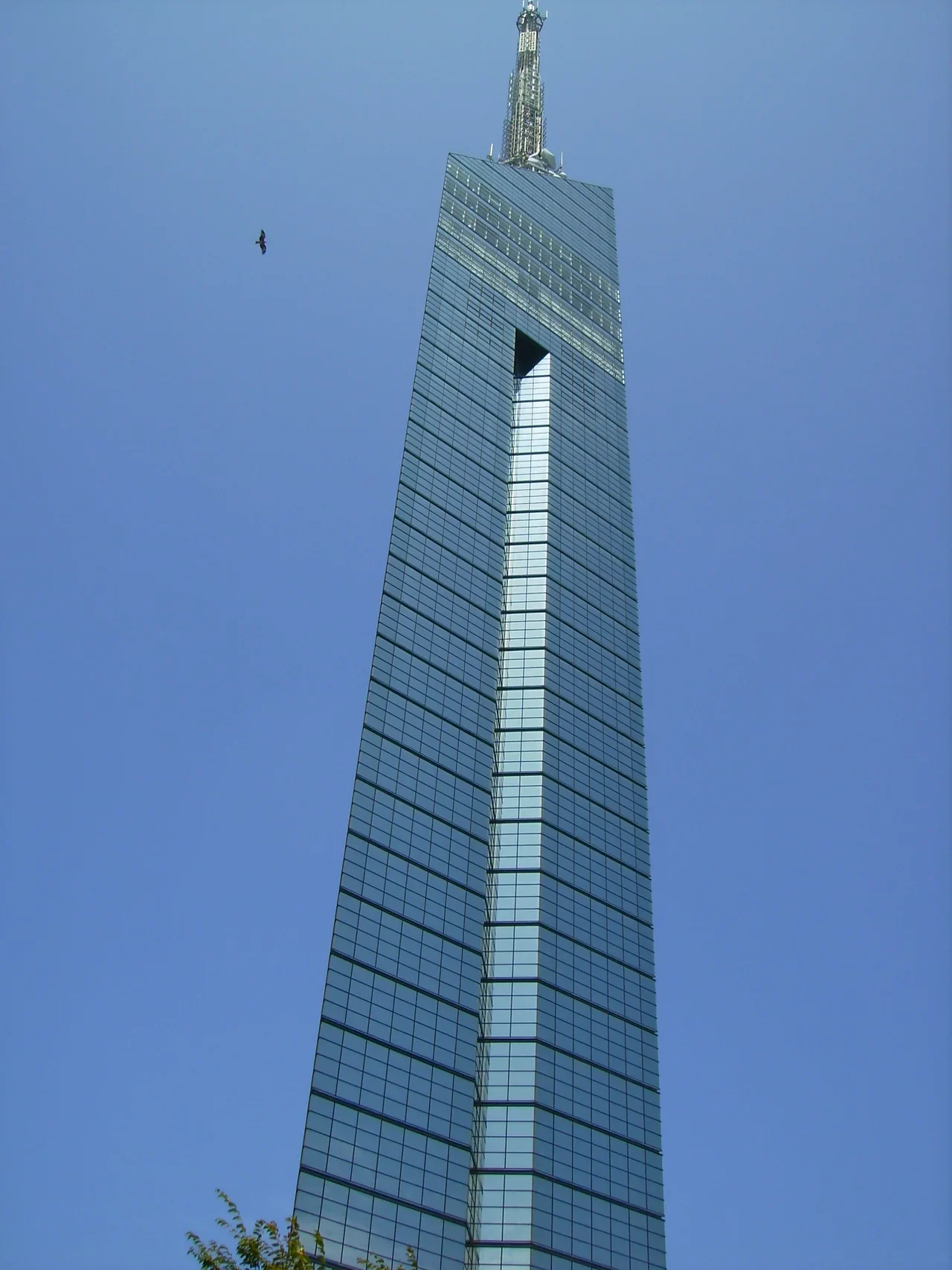 Fukuoka Tower cephesinin aşağıdan görünüşü, 2006 arşiv fotoğrafı
