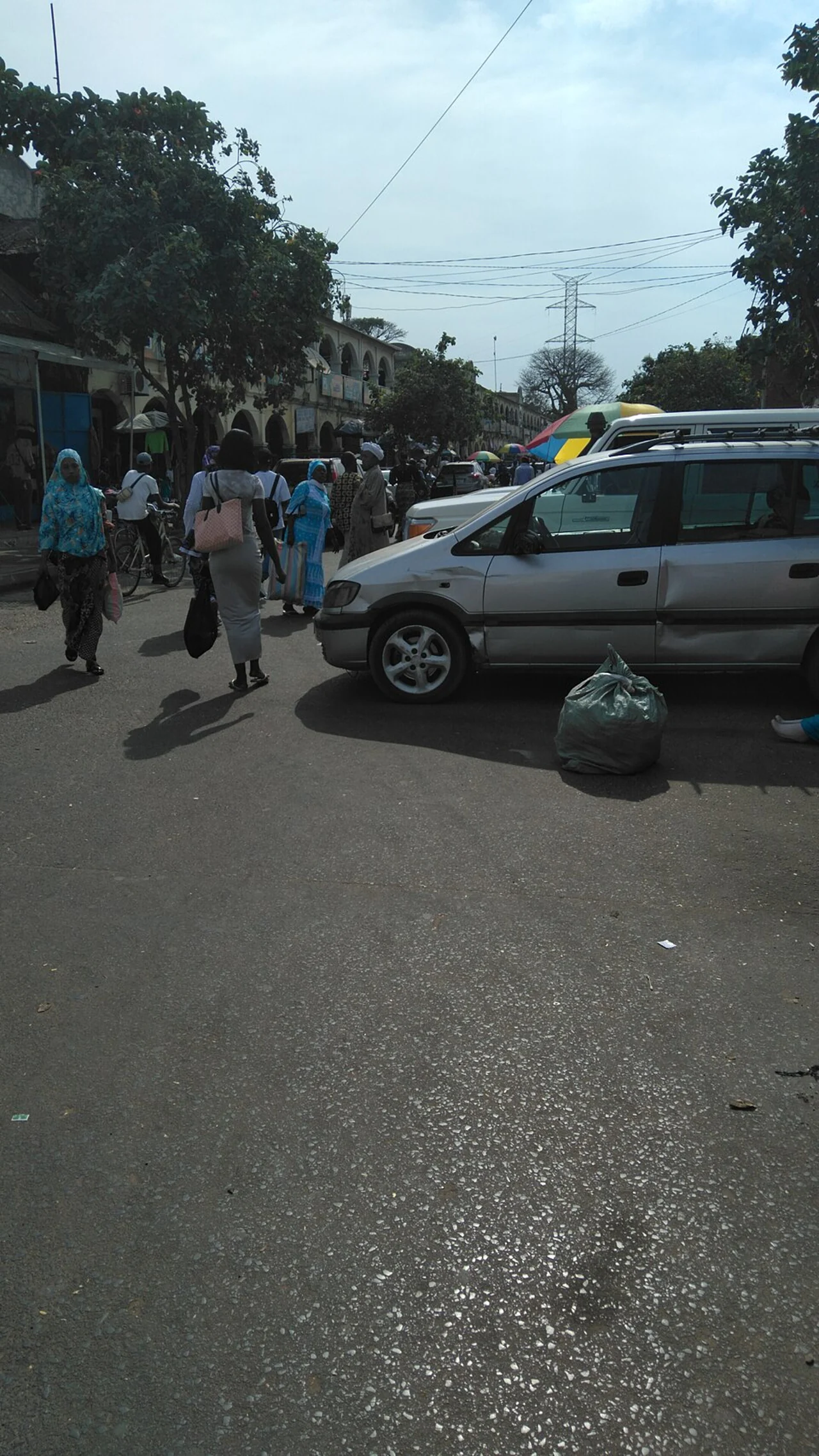 Banjul Albert Market çevresinde sokak; Yama Camara, 2 Ocak 2026