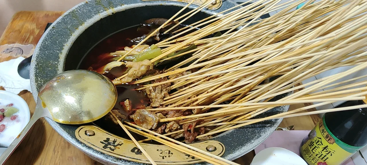 Chengdu mutfağından boboji şişleri, önerilen restoranın tabağı değildir