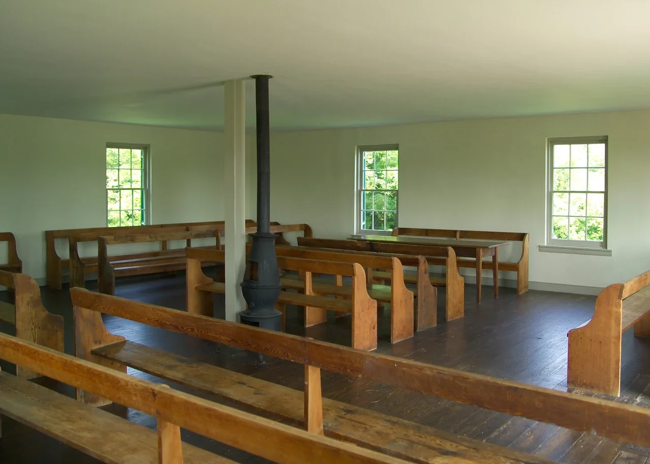 Antietam Dunker Church içinde ahşap sıralar ve soba