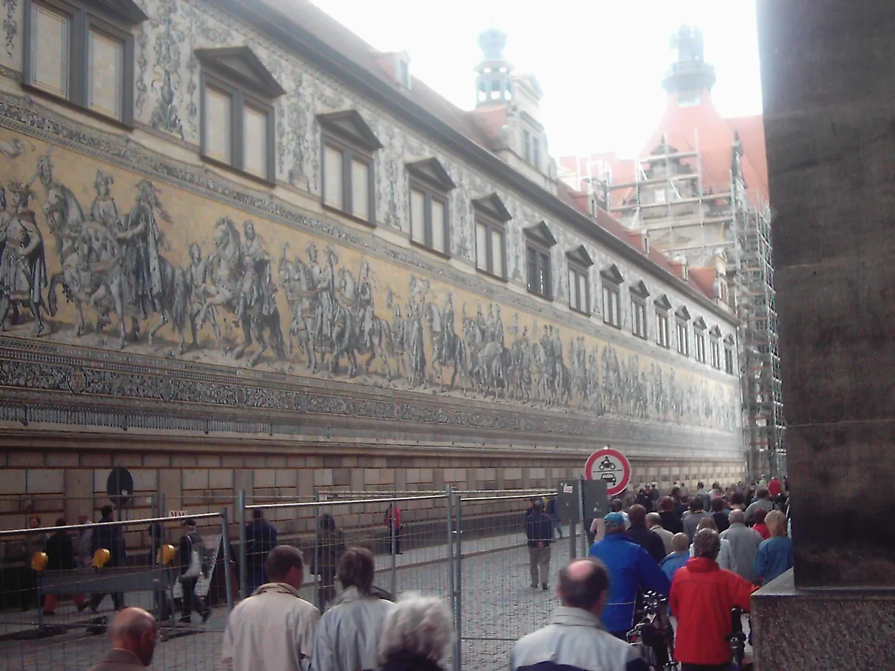 Dresden Fürstenzug duvar resmi ve sokak, arka planda 2006 tarihli iskele