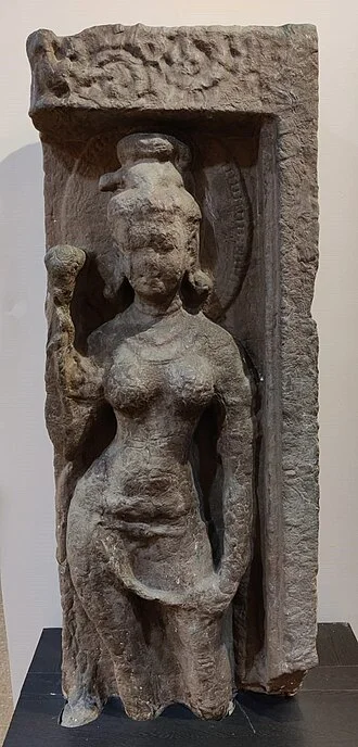 Raipur Mahant Ghasidas Müzesi’nde Sirpur kökenli 8–9. yüzyıl nehir tanrıçası heykel parçası