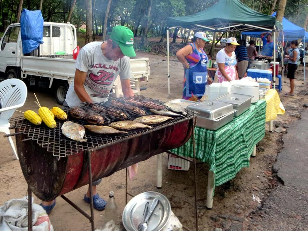 Beau Vallon Bazar Labrin’de ızgara balık hazırlığı, 6 Kasım 2013; güncel tezgâh veya program kanıtı değildir