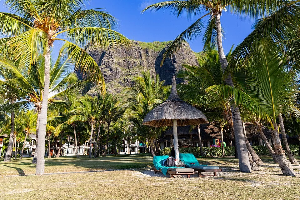 Le Morne plajı ve geride Le Morne Brabant dağı