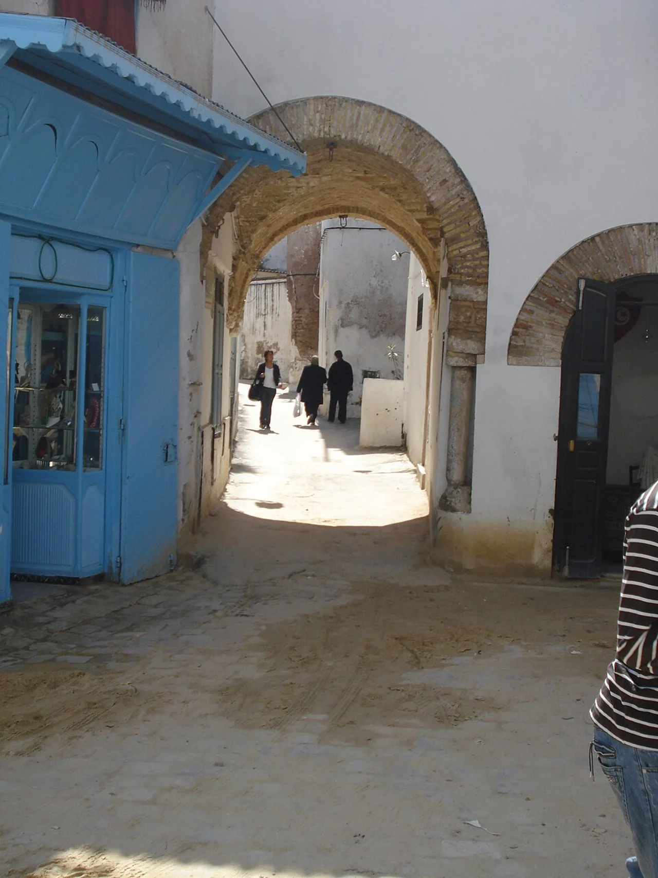 Narrow lane and archway in Tunis medina, 15 April 2009