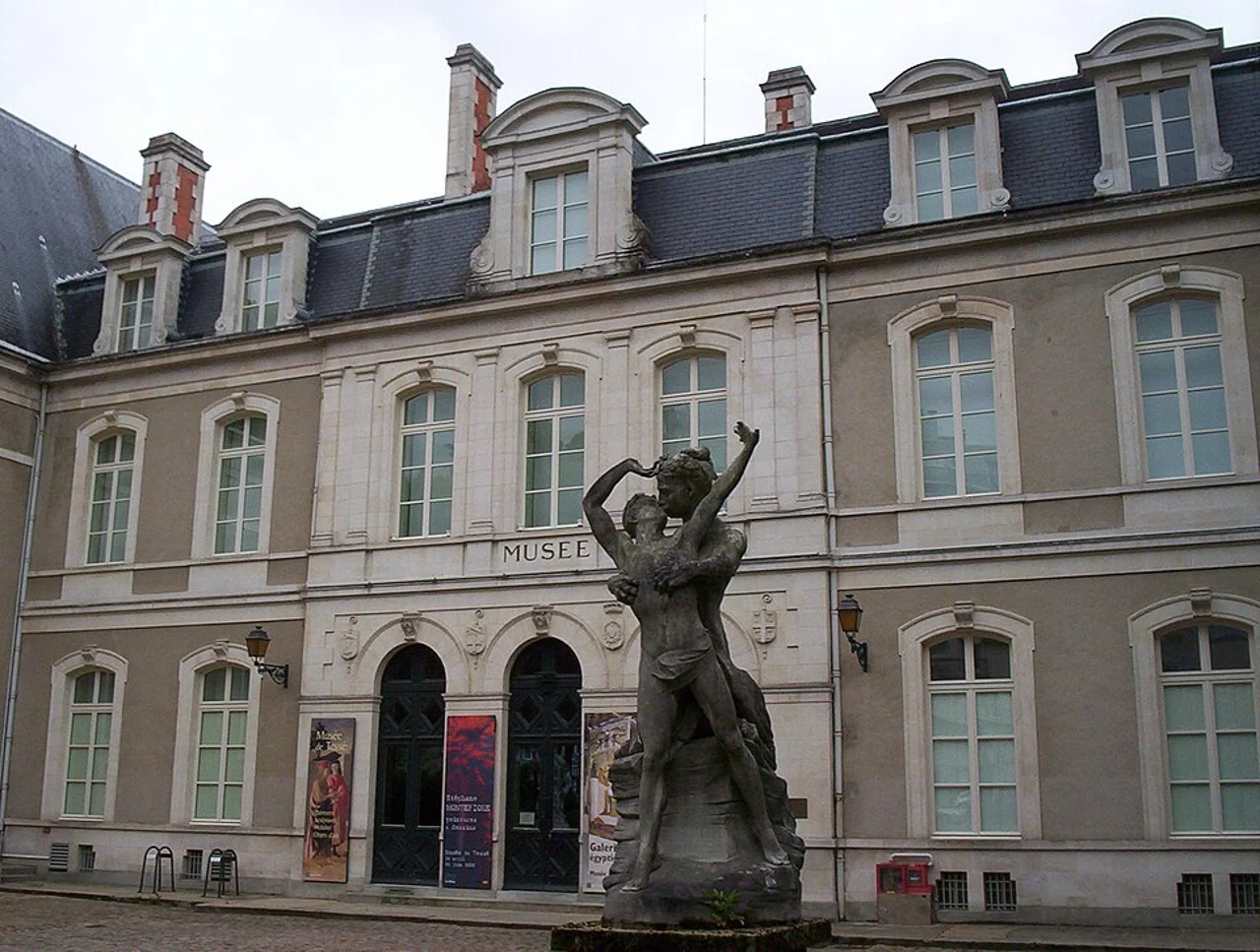 Musée de Tessé dışı, 2009; Ernest Christophe’un tarihî heykeli, Mısır galerisi içi değil.