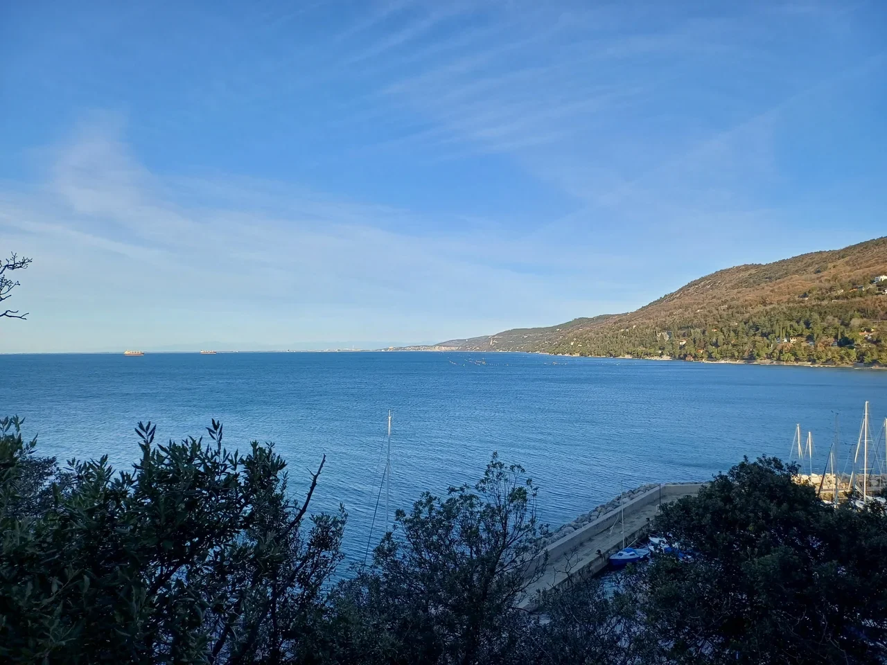 Miramare kıyısında deniz görünümü, Ocak 2025