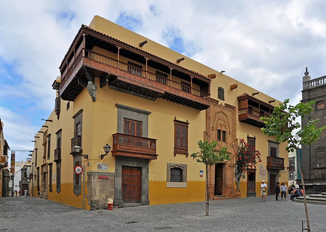 Las Palmas Casa de Colón dış cephesinde ahşap balkonlar, Kasım 2012; eski şehir bağlamı, pazar iç mekânı değildir.