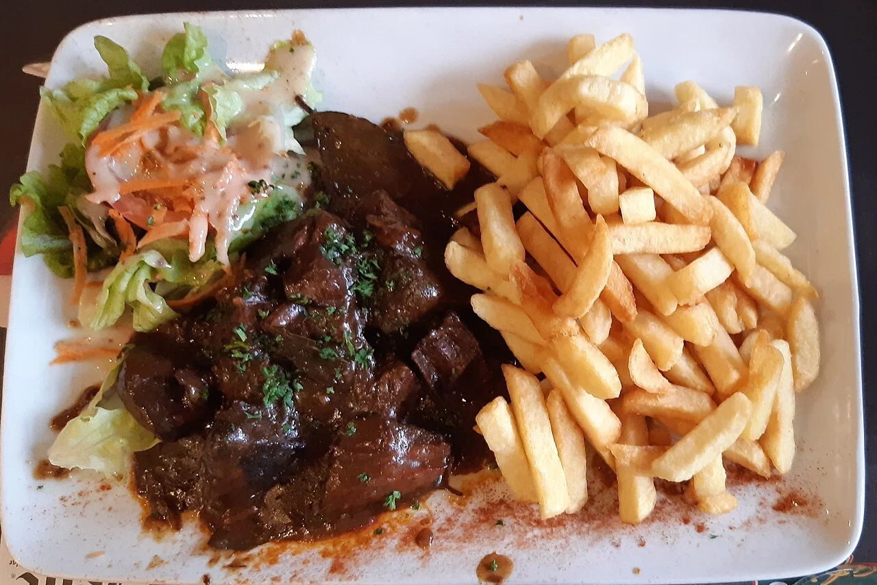 Carbonnade flamande ve patates kızartması yemek örneği; kaynakta Ocak 2024 tarihi, Lille restoranı olarak doğrulanmadı.