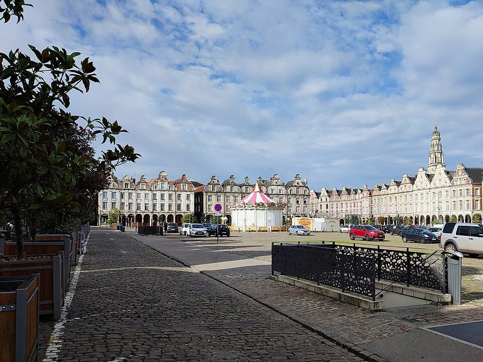 Broad Grand Place in Arras, frontage row and temporary arrangements;JackyM59,8July2024.
