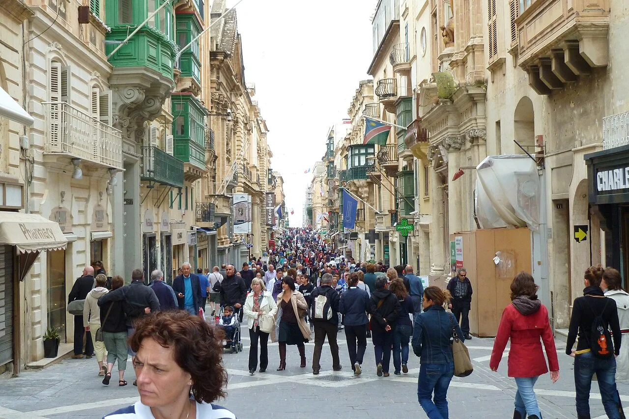 Valletta Republic Street boyunca taş cepheler ve balkonlar, Ekim 2011; tarihli sokak görüntüsüdür, güncel işletme bilgisi değildir.