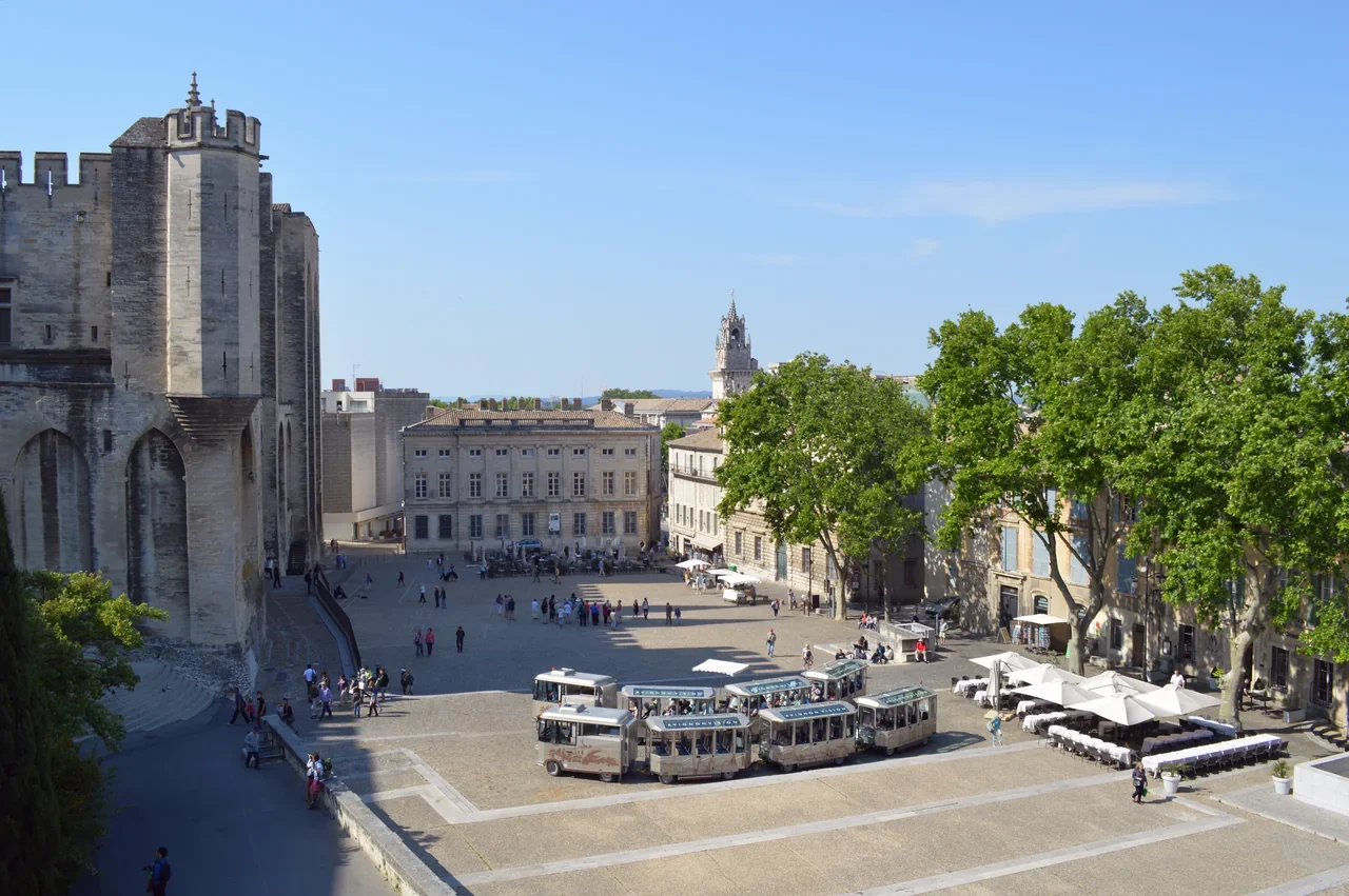 Avignon Place du Palais meydanı ve tarihi yapılar, Mayıs 2015
